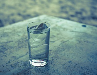 Bardak buzlu su tablo