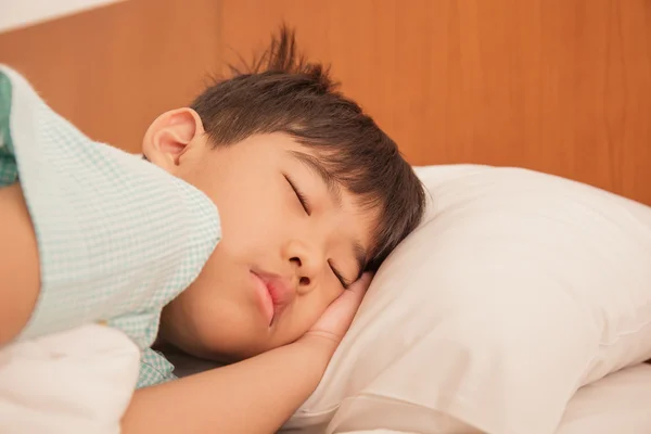 Asiático chico dormido en la cama . — Foto de Stock