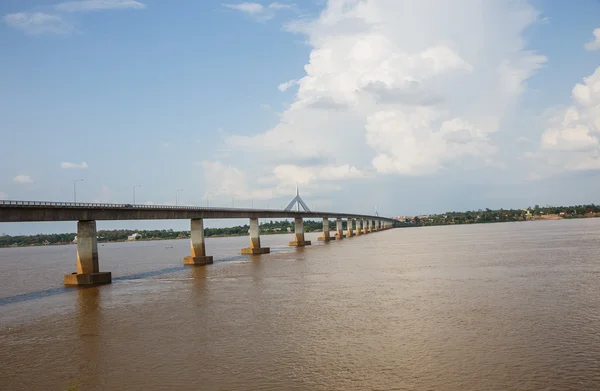 Brug over de Mekong rivier in Mukdahan, Thailand — Stockfoto