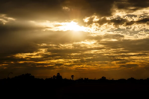 Mooie licht bewolkt met de zon 's avonds. — Stockfoto