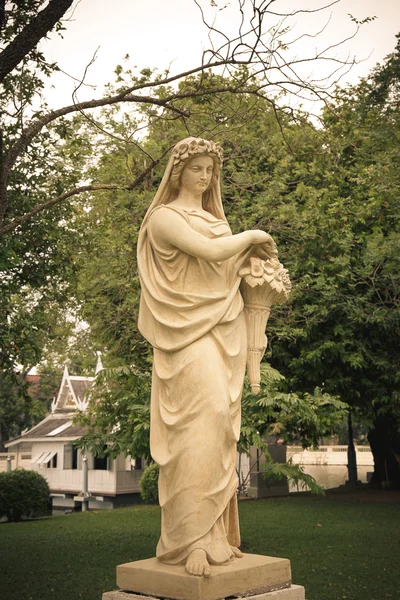 Menselijke sculptuur Bang Pa-in Palace. — Stockfoto