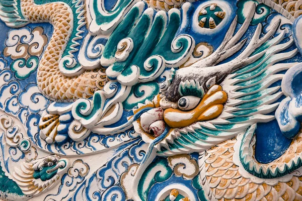 Dragon stucwerk op een muur in chinese tempel — Stockfoto