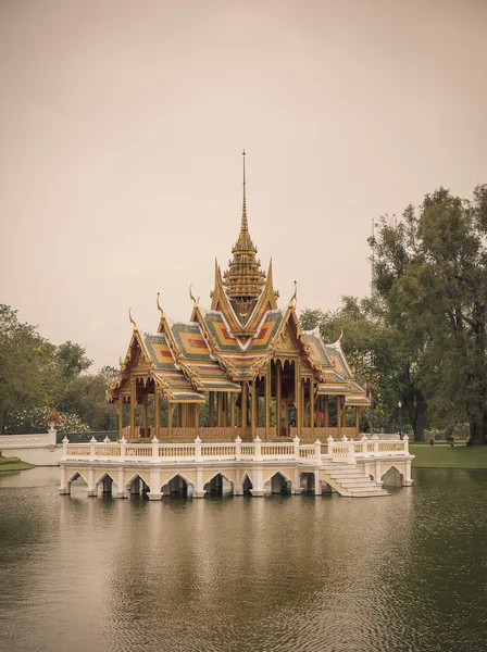 Menschliche skulptur bang pa-in palast in ayutthaya, thailand — Stockfoto