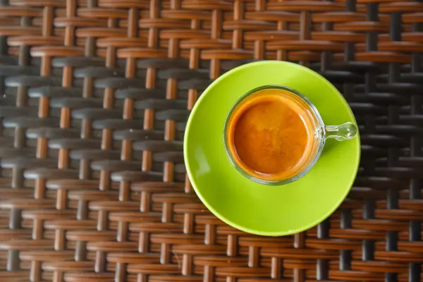 탁자 위의 따끈 한 커피 — 스톡 사진