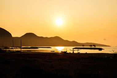 Tekneler sahilde Günbatımı ile. Güzel doğal deniz manzarası