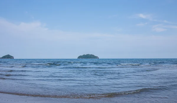 Вода волна на пляже — стоковое фото