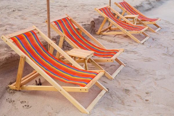 Стільці на пляжі — стокове фото