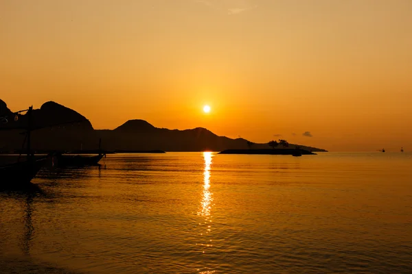 Båtar på stranden med solnedgången. Vackra naturliga marinmålning — Stockfoto