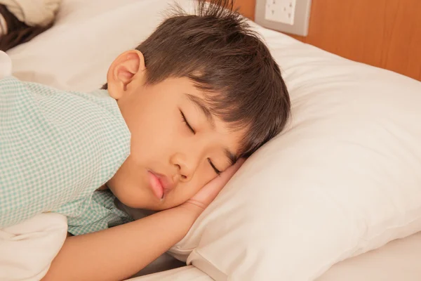 Asiático chico dormido en la cama . — Foto de Stock