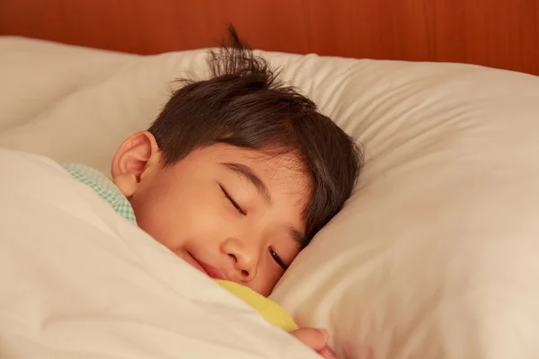 Ασίας αγόρι κοιμισμένοι στο κρεβάτι. — Φωτογραφία Αρχείου
