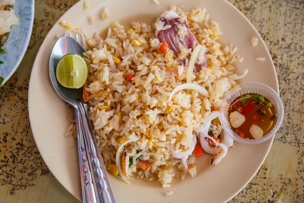 Gebakken rijst met inktvis — Stockfoto