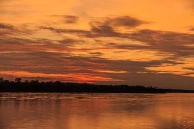 Güneşin ve bulutların Nehri üzerinde