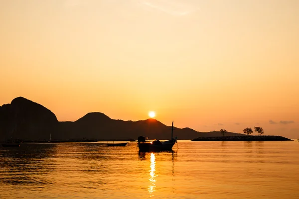 Boats on the beach with the sunset.Beautiful natural seascape — Stock Photo, Image