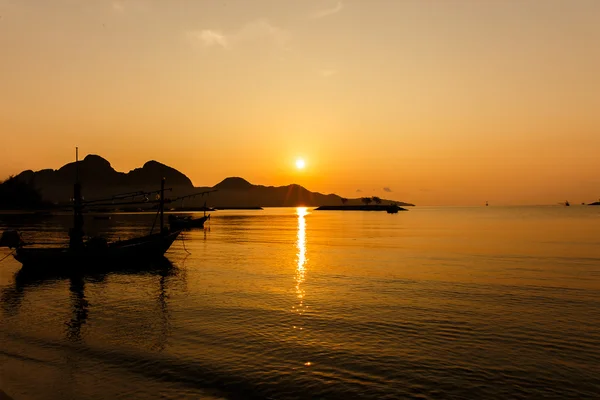 Lodě na pláži při západu slunce. Krásné přírodní krajina — Stock fotografie