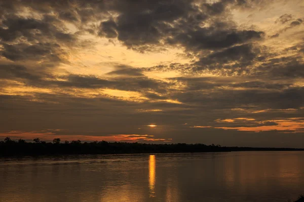 河上的太阳和云彩 — 图库照片