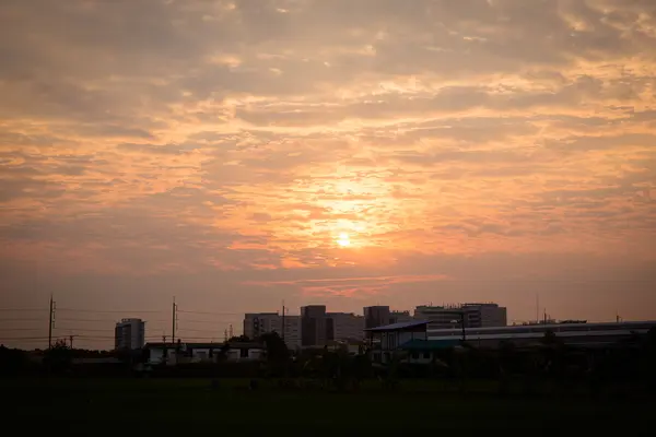 太陽と曇りの夜にはかなりの光. — ストック写真