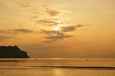 deniz üzerinde renkli günbatımı.