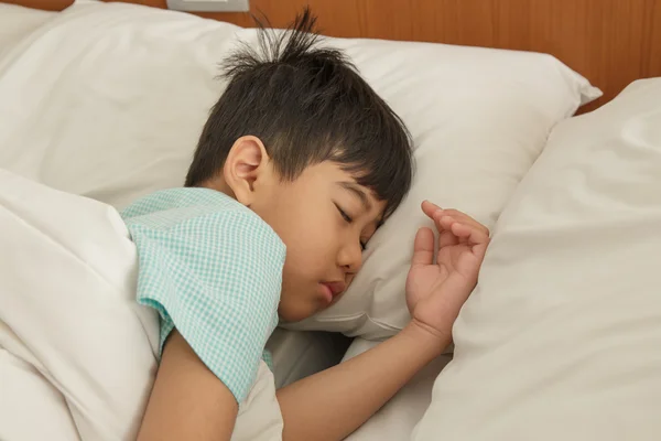 Asiático chico dormido en la cama . — Foto de Stock