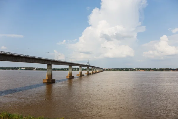 Brug over de Mekong rivier in Mukdahan, Thailand — Stockfoto