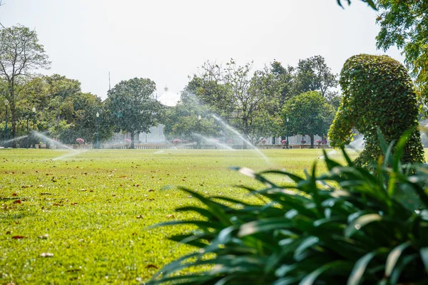 Irrigatore irrigazione prato — Foto Stock