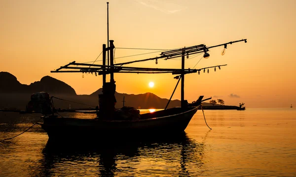 Båtar på stranden med solnedgången. Vackra naturliga marinmålning — Stockfoto