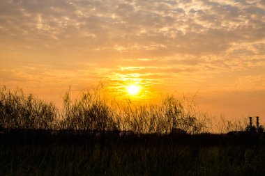 Güzel ışık akşam güneşin ile bulutlu.