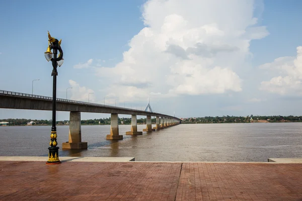 Мост через реку Меконг в Мукдахане, Таиланд — стоковое фото