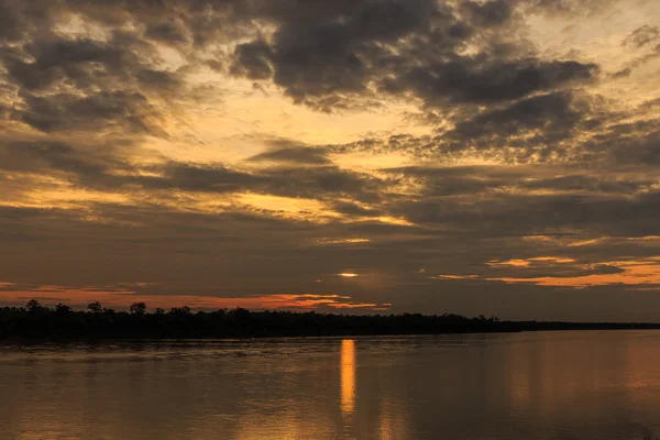 Slunce a mraky nad řekou — Stock fotografie