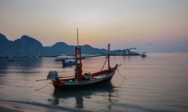 Boats on the beach with the sunset.Beautiful natural seascape — Stock Photo, Image