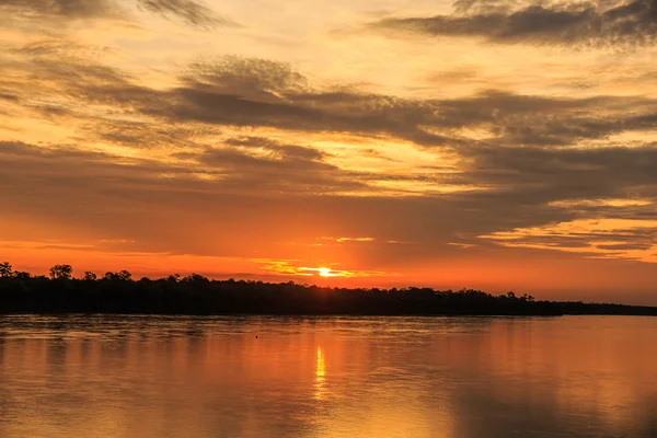 Słońce i chmury nad rzeką — Zdjęcie stockowe