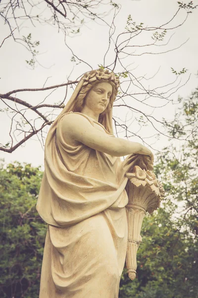 Ayutthaya, Thailand - January 24, 2016: Human sculpture Pa-in Palace, Imperial Palace, also known as the Summer Palace is beautiful, and is one of Thailand's major tourist attractions. — Stock Photo, Image