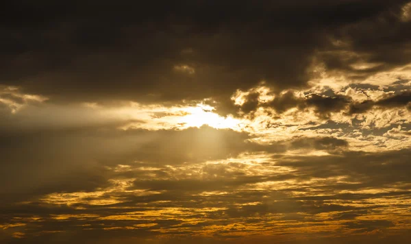 Hübsches Licht am Abend bewölkt mit der Sonne. lizenzfreie Stockbilder