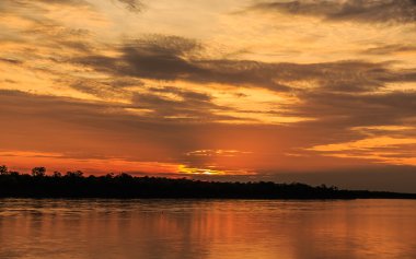 Güneşin ve bulutların Nehri üzerinde