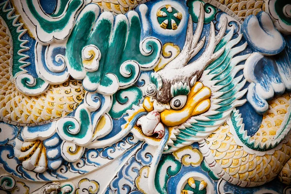 Stuc dragon sur le mur dans le temple chinois — Photo