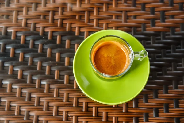 Гаряча кава на столі — стокове фото
