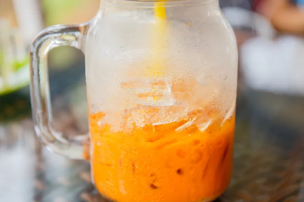 Té helado con leche en vaso —  Fotos de Stock