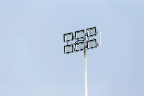 Прожекторы поля с голубым небом — стоковое фото