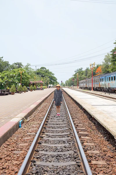 Aziatische jong mooi meisje lopen op het spoor — Stockfoto