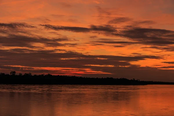 Zon en wolken over de rivier — Stockfoto