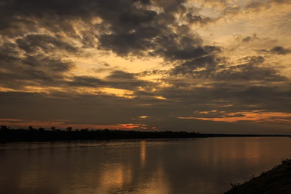 Zon en wolken over de rivier — Stockfoto