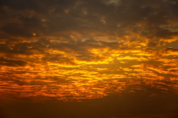 Hübsches Licht am Abend bewölkt mit der Sonne. — Stockfoto