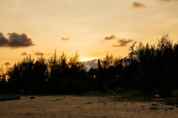 Barevný západ slunce nad mořem. — Stock fotografie