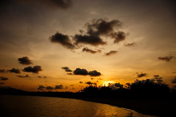 Coucher de soleil coloré sur la mer . — Photo