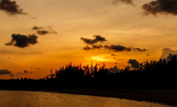 Färgstark solnedgång över havet. — Stockfoto