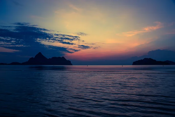 Kleurrijke sunset over zee. — Stockfoto