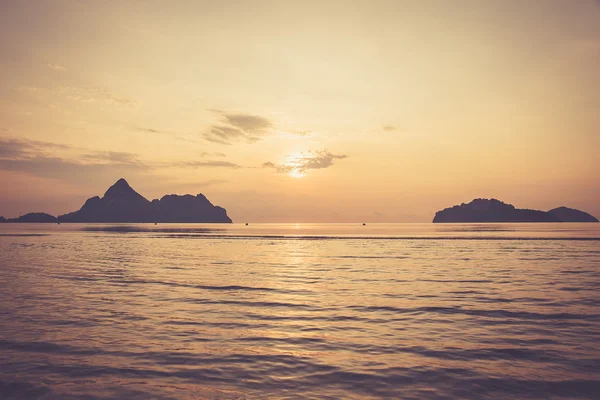 Kleurrijke sunset over zee. — Stockfoto