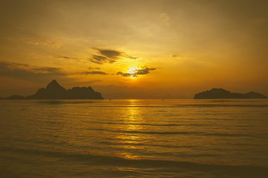 deniz üzerinde renkli günbatımı.