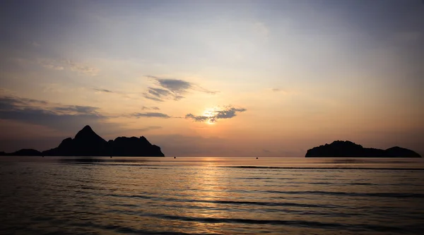 Kleurrijke sunset over zee. — Stockfoto