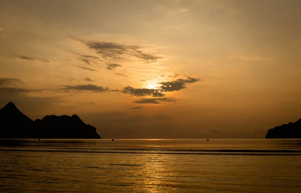 Pôr do sol colorido sobre o mar . — Fotografia de Stock