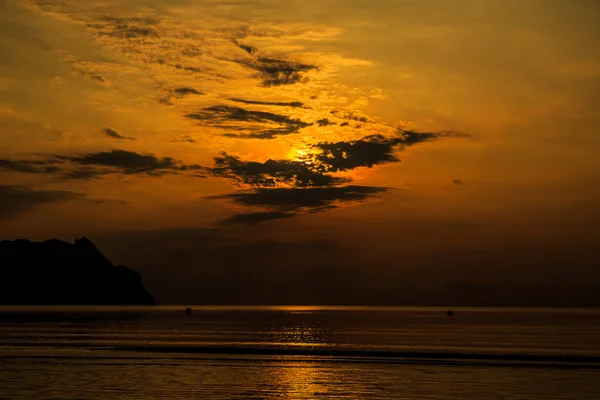 Coucher de soleil coloré sur la mer . — Photo